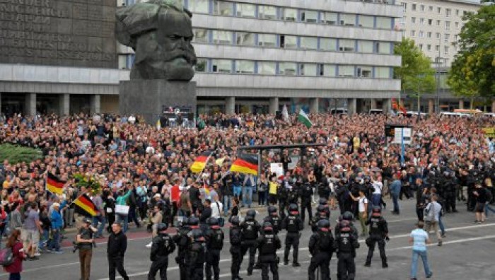 Шесть человек получили ранения во время протестов на востоке Германии