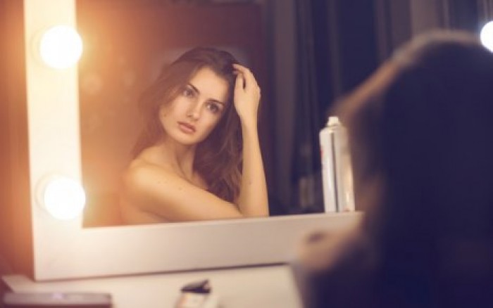 Ученые пояснили, почему смотреться в зеркало полезно для здоровья