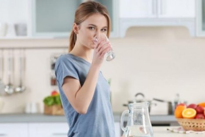 Медики назвали причину, по которой нельзя пить воду во время еды