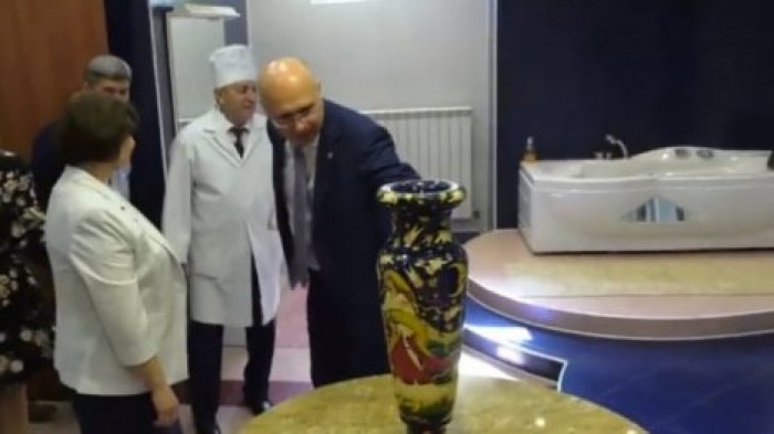 Мраморные столы и джакузи: Павел Филип возмутился увиденным в бывшей больнице ЖДМ