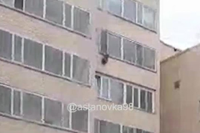 Мужчина спас упавшего с десятого этажа ребенка и попал на видео