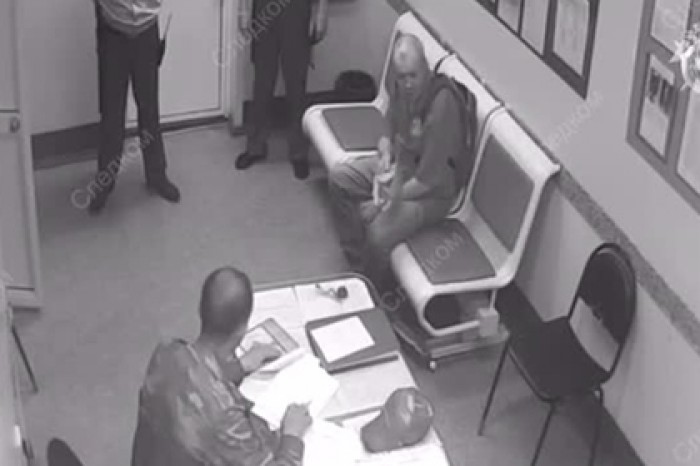 Нападение россиянина с топором на полицейских попало на видео