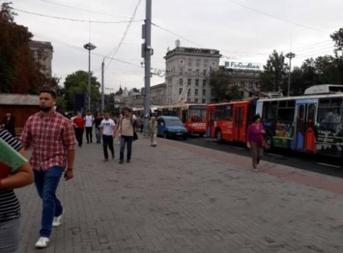 На работу пешком: в центре Кишинева заблокированы десятки троллейбусов