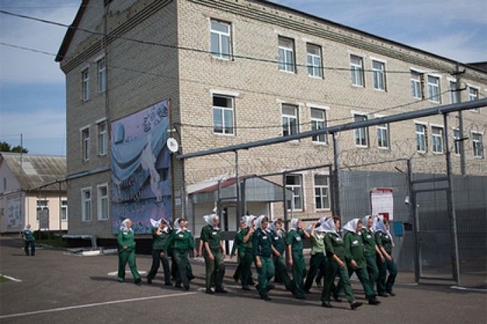 Очарованного тюремщика осудили за пронос в СИЗО духов и золота для клофелинщицы