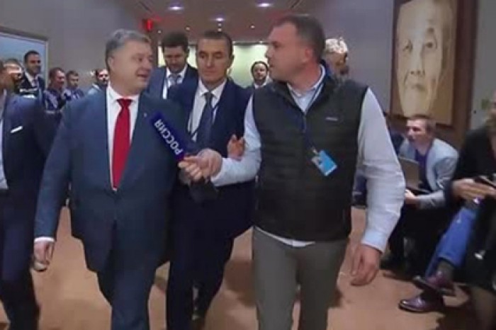 Опубликовано видео с заходящим в переговорную с Лавровым Порошенко