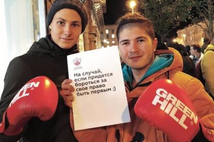 Ожидающим в очереди iPhone предложили побить друг друга