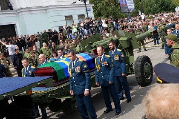 Сотни тысяч человек прошли по Донецку за гробом Захарченко
