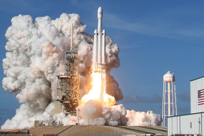 SpaceX начнет отправлять боевые лазеры в космос