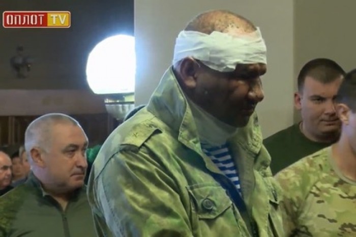 Тяжелораненый министр ДНР приехал на похороны Захарченко
