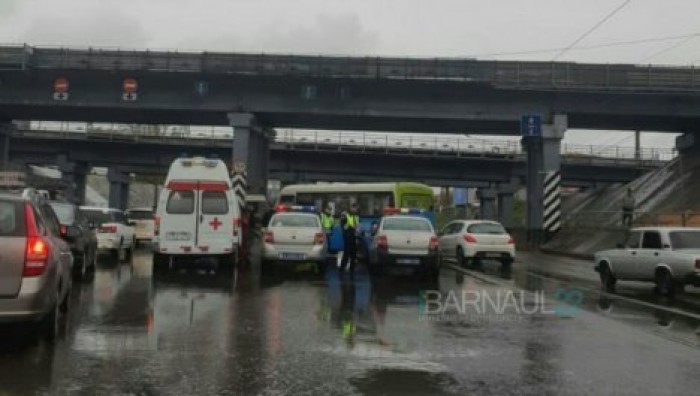 Автобус с пассажирами влетел в опору моста в Барнауле