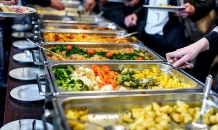 Готовить еду для учебных заведений будут кафе и рестораны