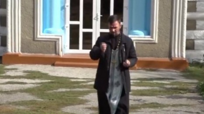 Меняет рясу на спецовку. Настоятель церкви в селе Вэратик подрабатывает на стройке