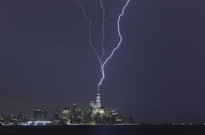 Молния попала в One World Trade Center в Нью-Йорке