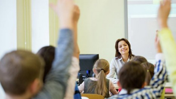 Молодым учителям, которые будут работать по распределению, повысят единовременные выплаты