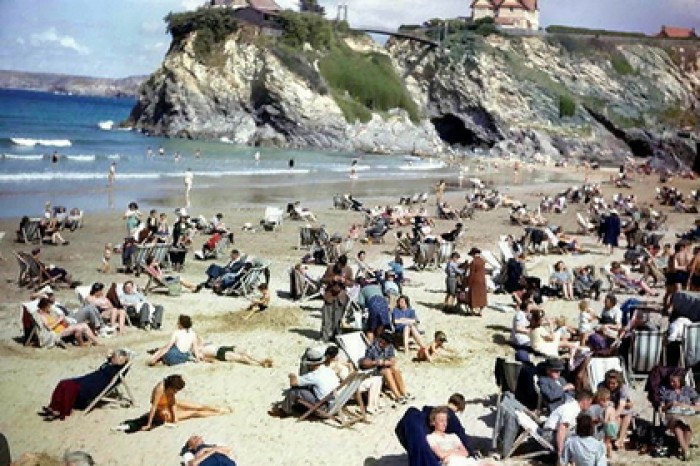 На снимке 1943 года разглядели «путешественника во времени» со смартфоном