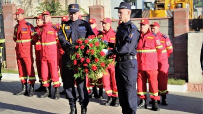 На столичном стадионе проходят соревнования спасателей в память о погибших коллегах