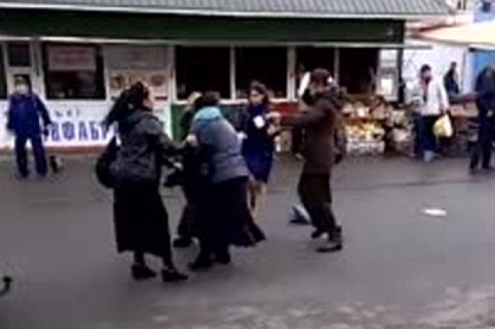 На Украине цыганки устроили массовую драку из-за орехов и попали на видео