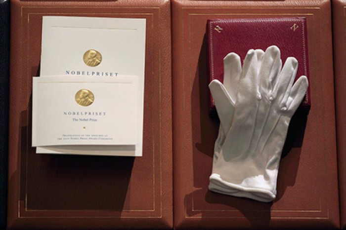 Нобелевскую премию по физике вручат за лазеры