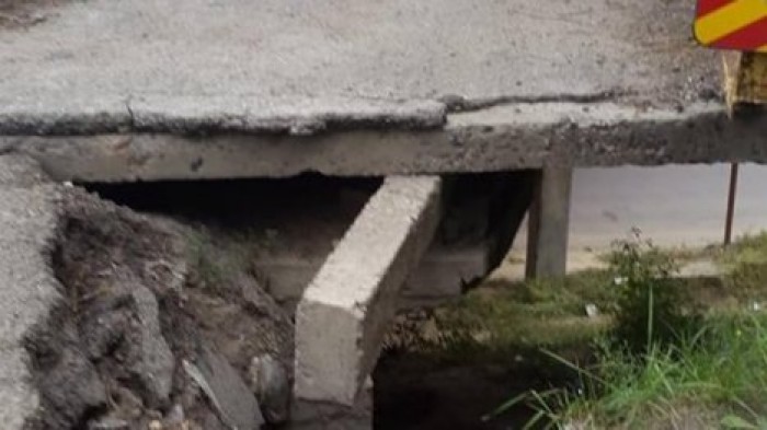 Огромная яма на виадуке: власти обещают решить проблему