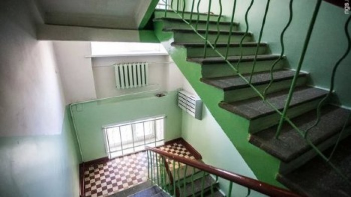 Подъезд столичной многоэтажки закрыли для строительства фитнес-клуба