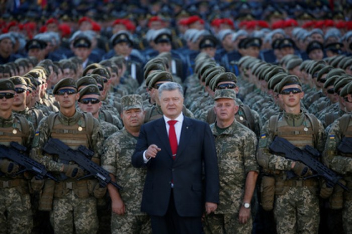 Порошенко приказал войскам в Донбассе стрелять из всего оружия