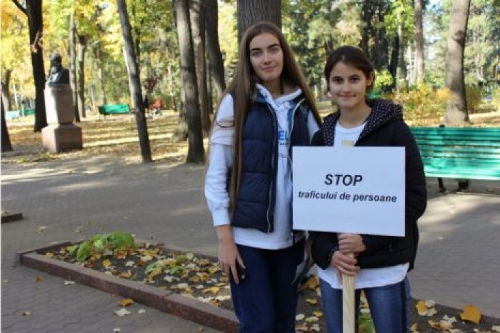 "Неделя борьбы с торговлей людей": молодые люди организовали флешмоб в центре Кишинева