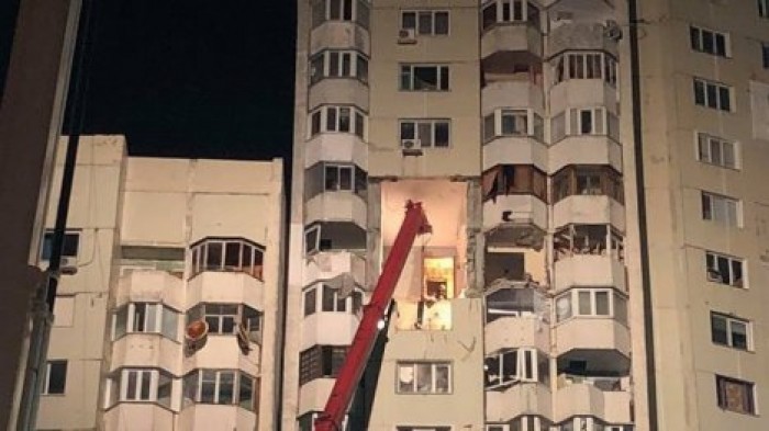 Спасатели продолжают укреплять стены многоэтажки на Московском проспекте