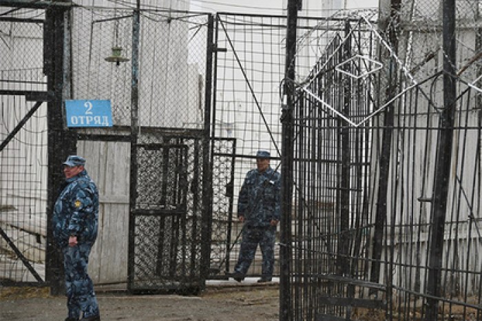 Тюремщик пошел под суд за вымогательство у заключенных