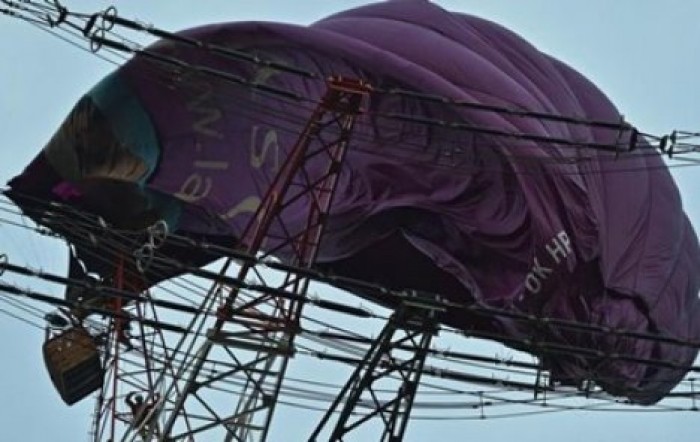 Воздушный шар зацепился за ЛЭП в Германии: людей спасали больше пяти часов