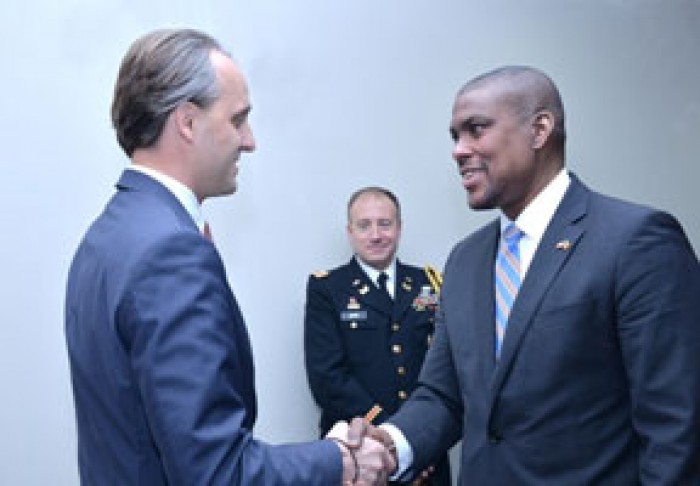 AMBASADORUL SUA ÎN RM A EFECTUAT O VIZITĂ DE DOCUMENTARE LA MINISTERUL APĂRĂRII