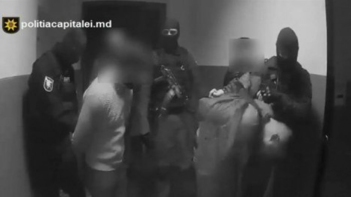 Четверо мужчин устроили пьяную драку в баре на Чеканах