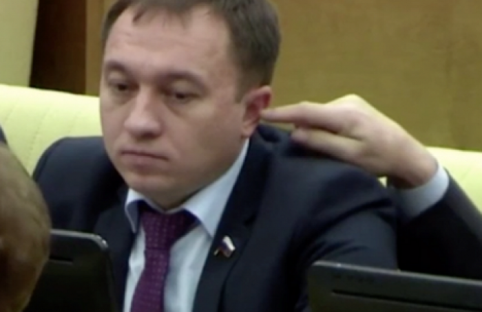 Депутат Госдумы РФ засунул палец в ухо коллеге