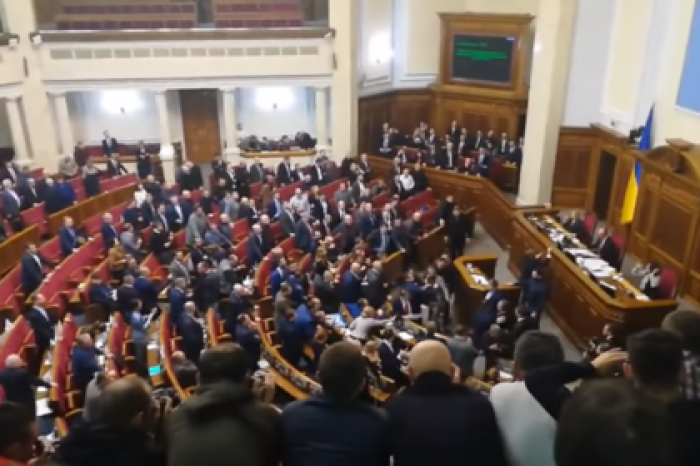 Депутаты Верховной Рады подрались во время обсуждения военного положения