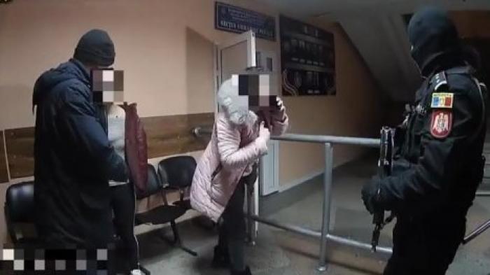 Две девушки устроили скандал перед столичным ночным клубом