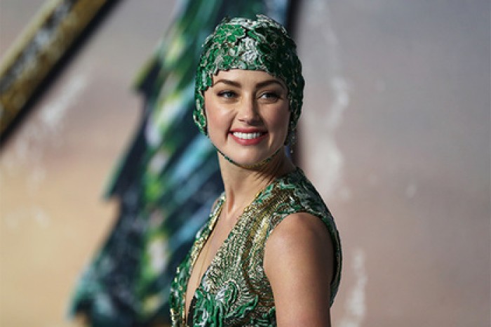 Голливудская актриса пришла на премьеру своего фильма в «шапочке для купания»