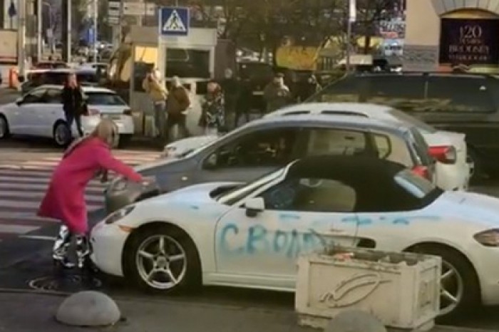 Киевлянка в розовой шубе напала с топором на Porsche