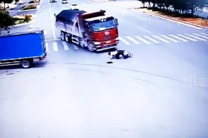 Китаец на мотороллере попал под два грузовика и чудом уцелел