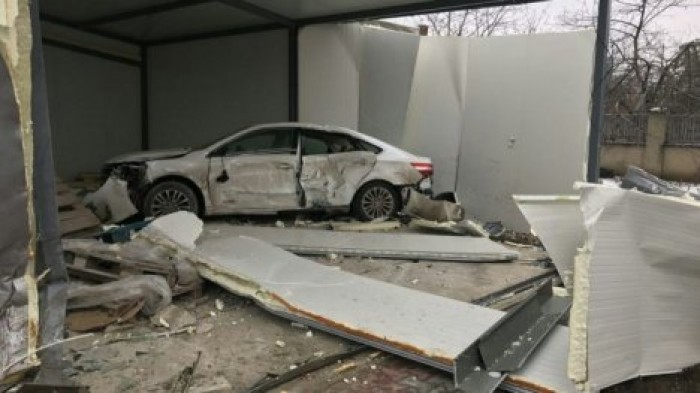 Молодой водитель въехал в здание магазина в Новоаненском районе