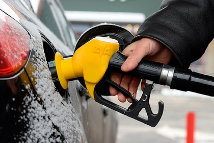 Нефтяники опустили цены на бензин