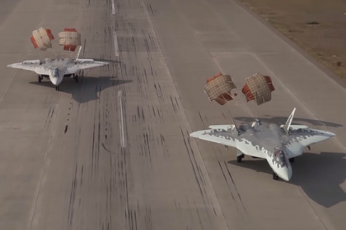 Пара Су-57 синхронно села