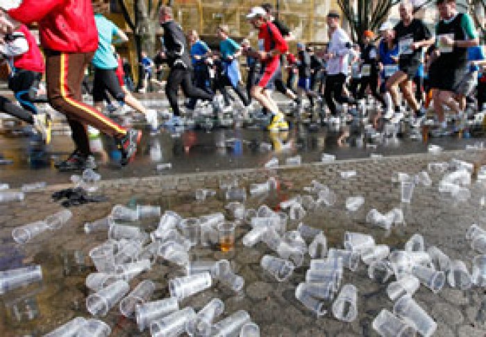 PARLAMENTUL A ADOPTAT ÎN PRIMA LECTURĂ UN PROIECT DE LEGE CE INTERZICE FOLOSIREA VESELEI DE PLASTIC DE LA 1 IANUARIE 2021