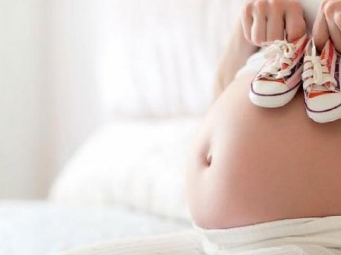 Почему дети пинаются в утробе матери: ученые разгадали тайну