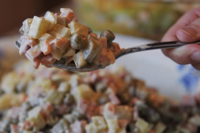 Подсчитаны траты россиян на оливье и селедку под шубой