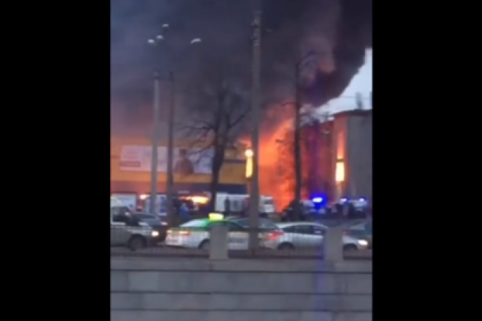 Полыхающий в Петербурге гипермаркет попал на видео