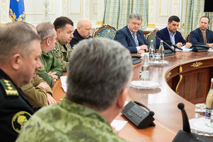 Порошенко объявил сроки военного положения