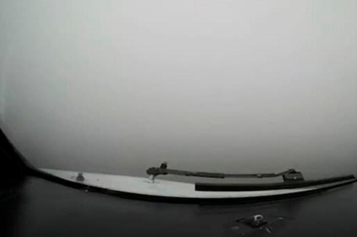 Посадку самолета вслепую сняли на видео из кабины пилота