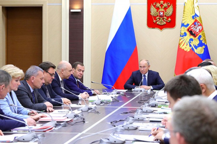 Путин поручил Медведеву вникнуть в реальную жизнь россиян