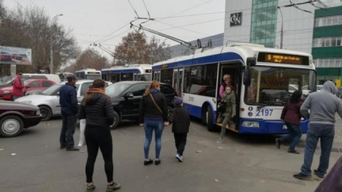 "Гений парковки" заблокировал движение троллейбусов на Скулянке
