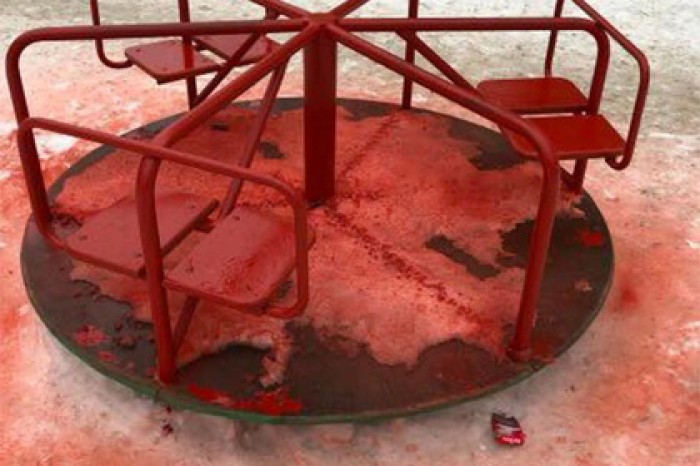 Ростовские коммунальщики покрасили снег вместе с детской площадкой