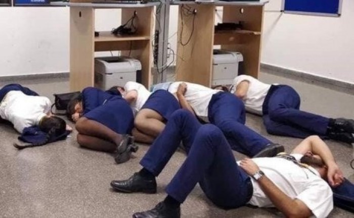Ryanair уволила шестерых сотрудников за фото, где они "спят" на полу